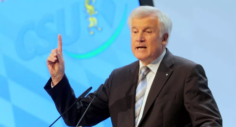 Horst Seehofer erhebt den Zeigefinger