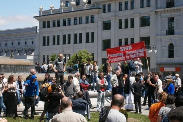 Gegendemonstranten auf der LGBTI-Demo im Mai 2013 in Tiflis Gegendemonstranten auf der LGBTI-Demo im Mai 2013 in Tiflis
