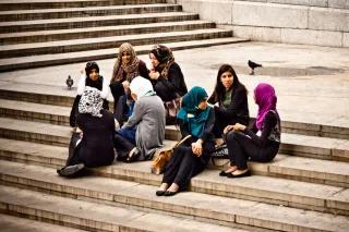 Gruppe junger Musliminnen, größtenteils mit Kopftuch