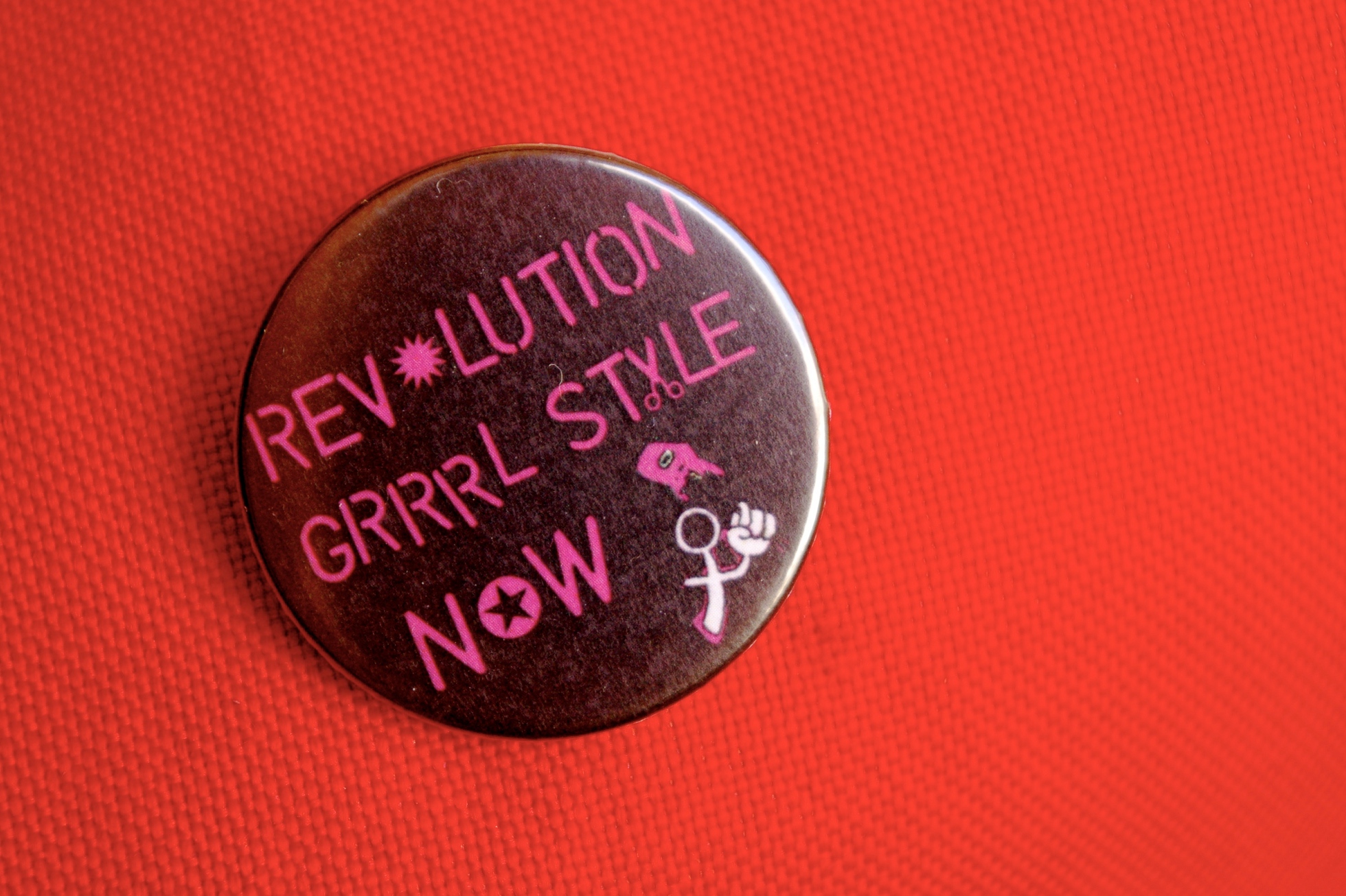 Revolution grrrl style now! Button mit "Revolution grrrl style now!" Aufschrift