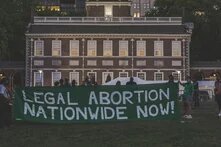 Personen halten ein Transparent mit der englischsprachigen Aufschrift "Legal abortion nationwide now!"