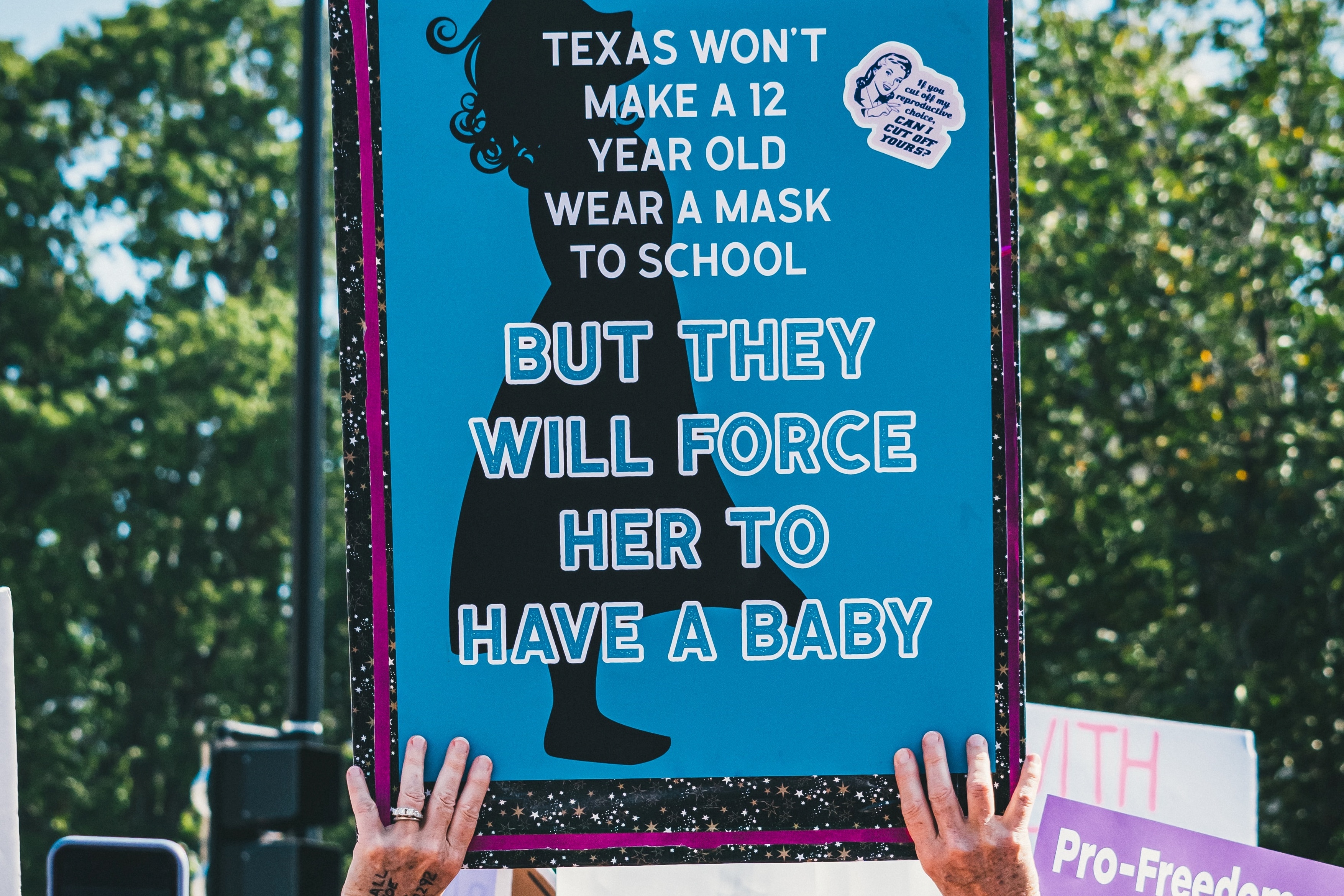 Protestschild Verbot Schwangerschaftsabbrüche Protestschild mit der Aufschrift "Texas won't make a 12 year old wear a mask to school but they will force her to have baby"