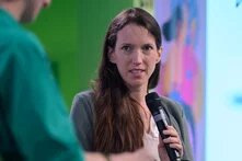 Lena Rohrbach von Amnesty International auf Podium mit Mikrophon