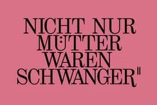 "Nicht nur Mütter waren schwanger" Auf altrosa Grund steht in grossen eleganten Lettern mit Serifen "Nicht nur Mütter waren Schwanger"