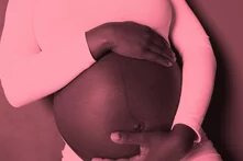 Selbstvertretung Ein rosa getöntes Bild zeigt den schwangeren Bauch einer Schwarzen Person, die liebend und schützend die Hände darum legt.