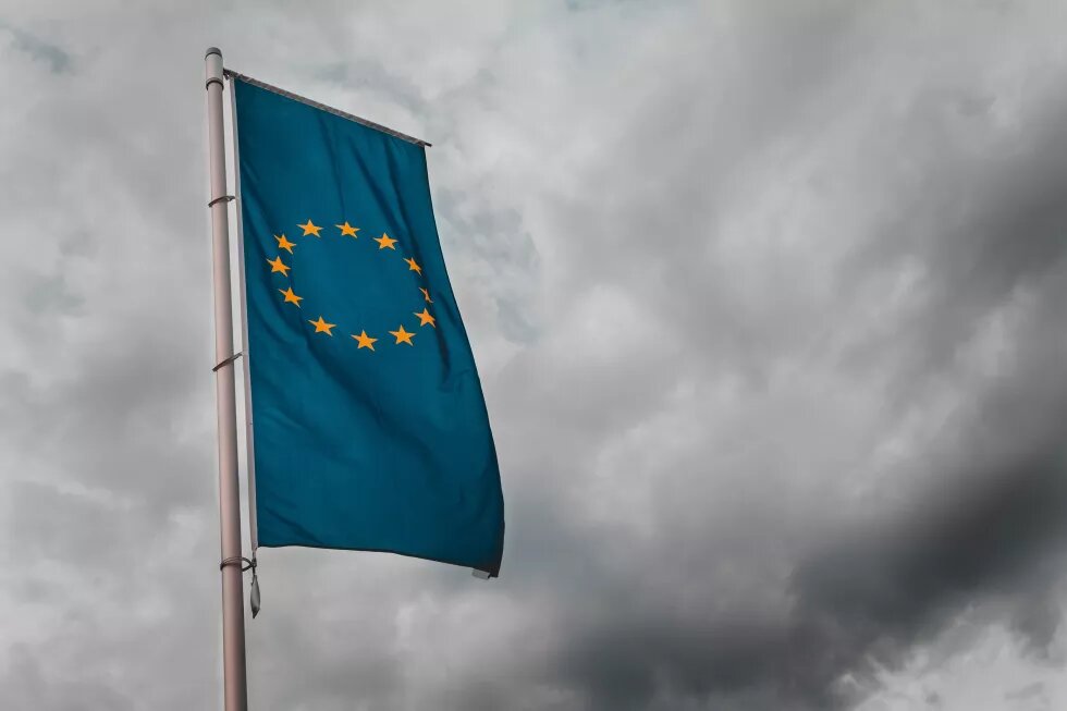 EU-flag in front of cloudy sky