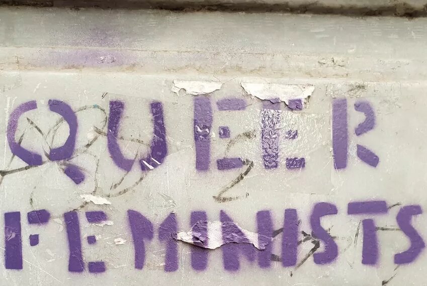 grafitti on wall "quer feminists"