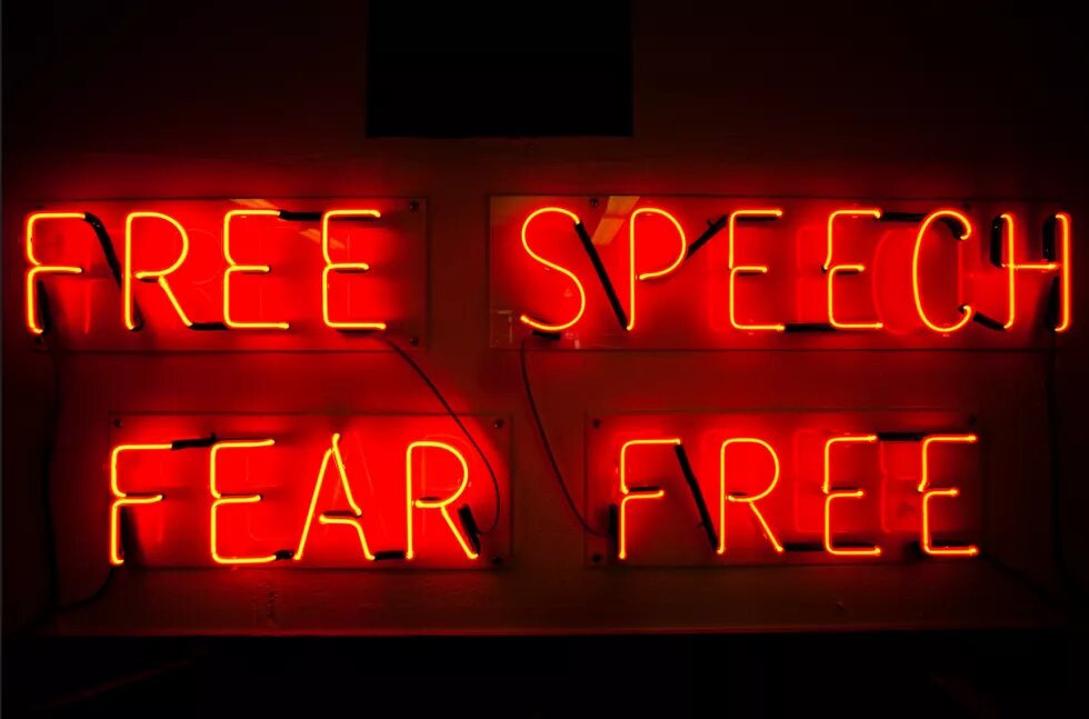 neon sign "free speach. fear free"