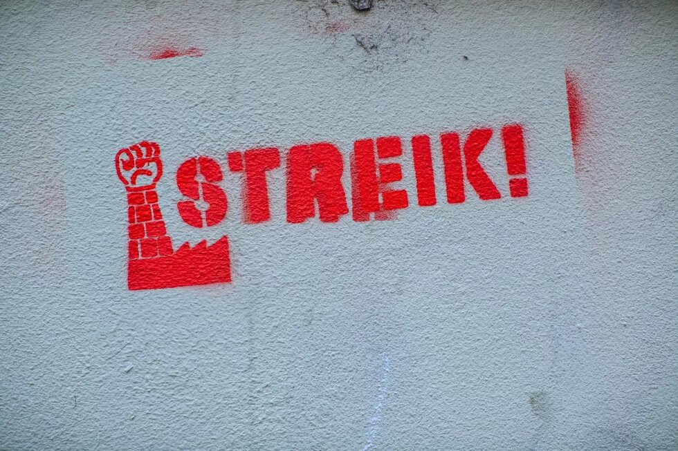 the word "Streik!" sprayed on a wall