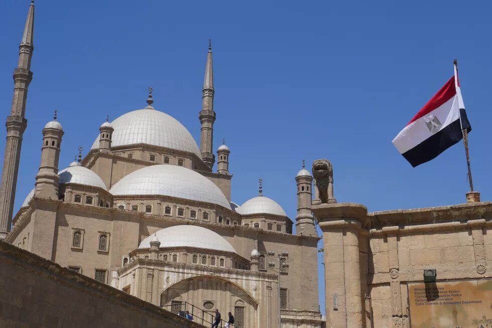 mosk in cairo with egyprian flag in front of it