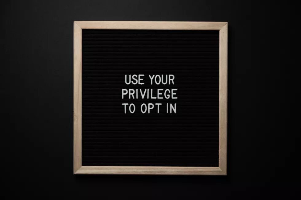 Rahmen mit dem Satz "Use your privilege to opt in"