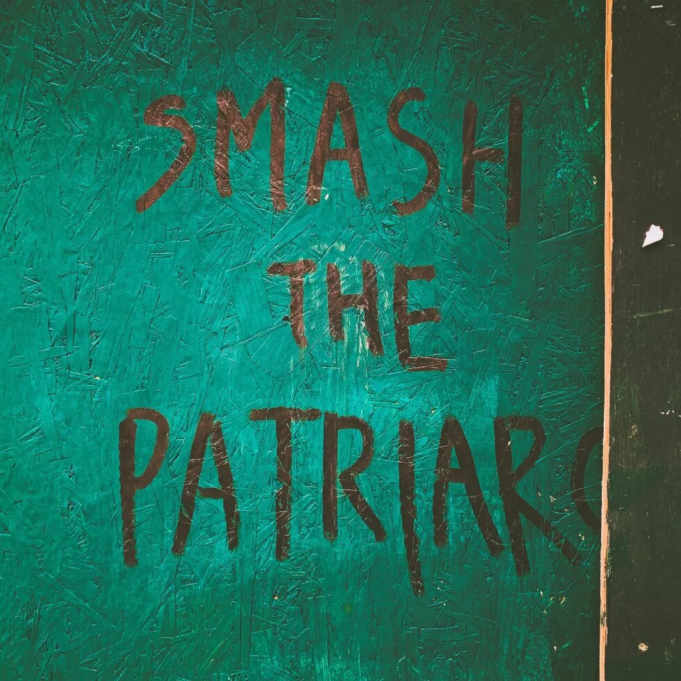 Aufschrift "Smash the Patriarchy" auf grüner Wand