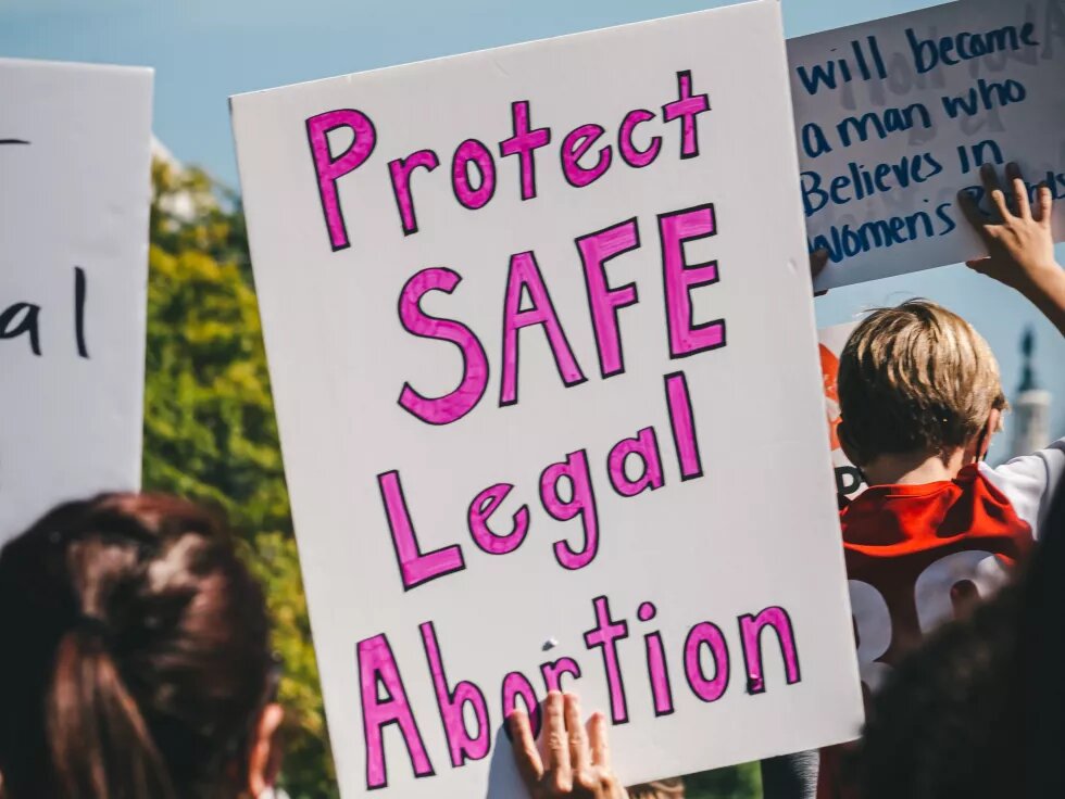 Protestschild mit der Aufschrift "Protect Safe Legal Abortion"