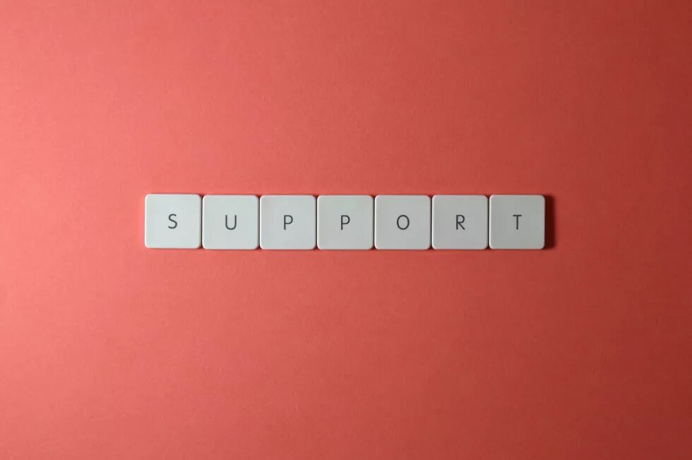 Das Wort "Support", gelegt aus weißen Buchstaben auf rotem Hintergrund