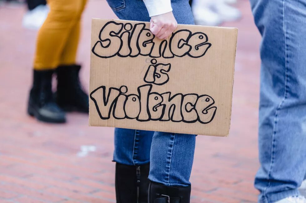 Demoschild mit der Aufschrift "Silence is Violence"