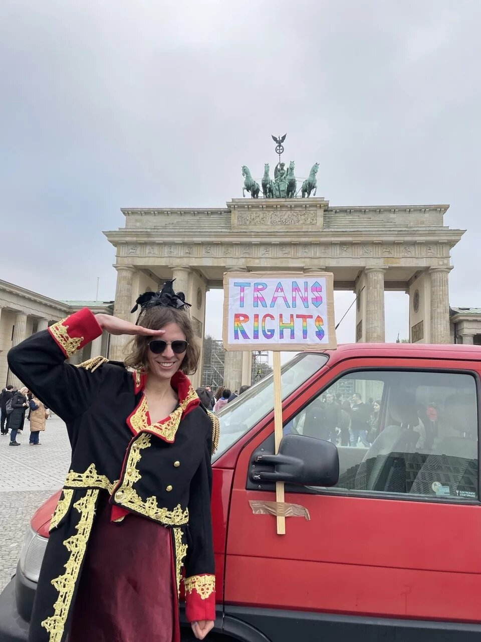 Aktivist*in vom Bündnis "Selbstbestimmung selbst gemacht" vor dem Brandenbruger Tor bei der Kundgebung am 1.11.