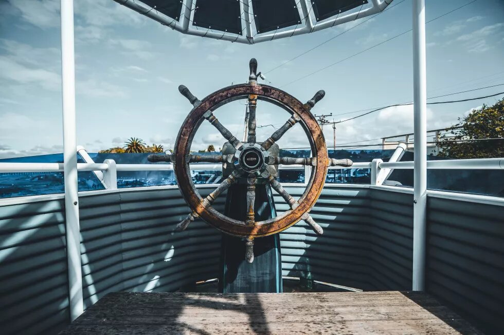 Foto von einem Steuerrad aus Holz auf einem Schiff