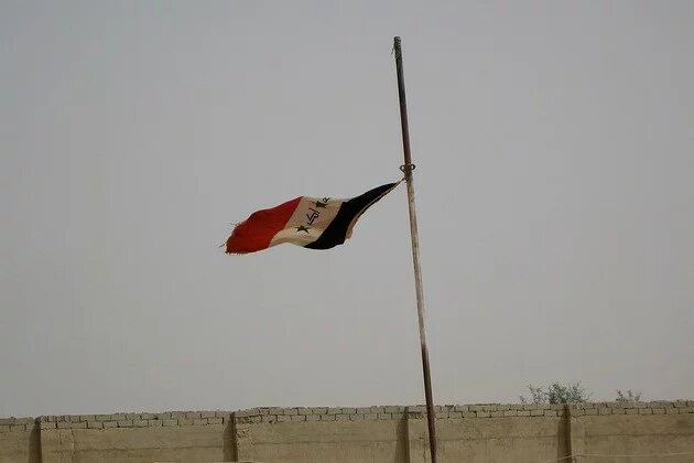 Irakische Flagge im Wind