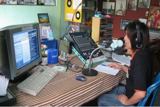 Moderatorin beim Gemeinschaftsradio in Thailand