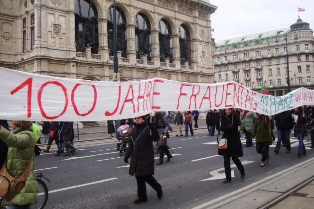100 Jahre Internationaler Frauentag Transparent "100 Jahre Frauentag"
