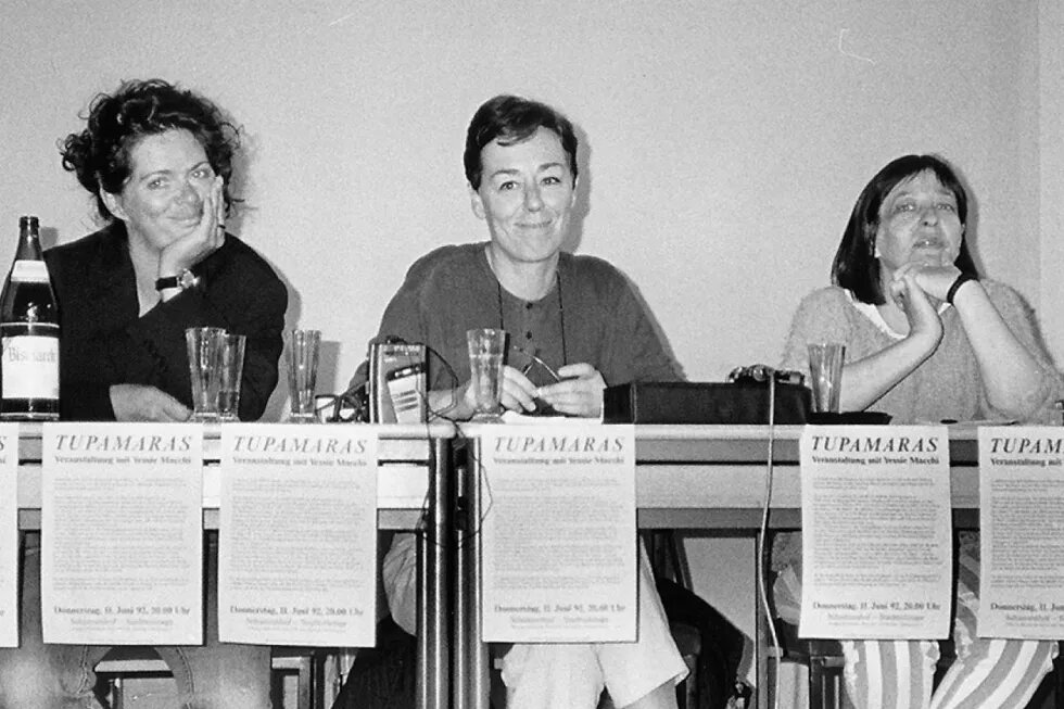 Yessie Macchi auf einer Veranstaltung in Hamburg 1992 mit Beate Kirst vom Verlag Libertäre Assoziation (links) und Icíar Oquiñena (rechts)