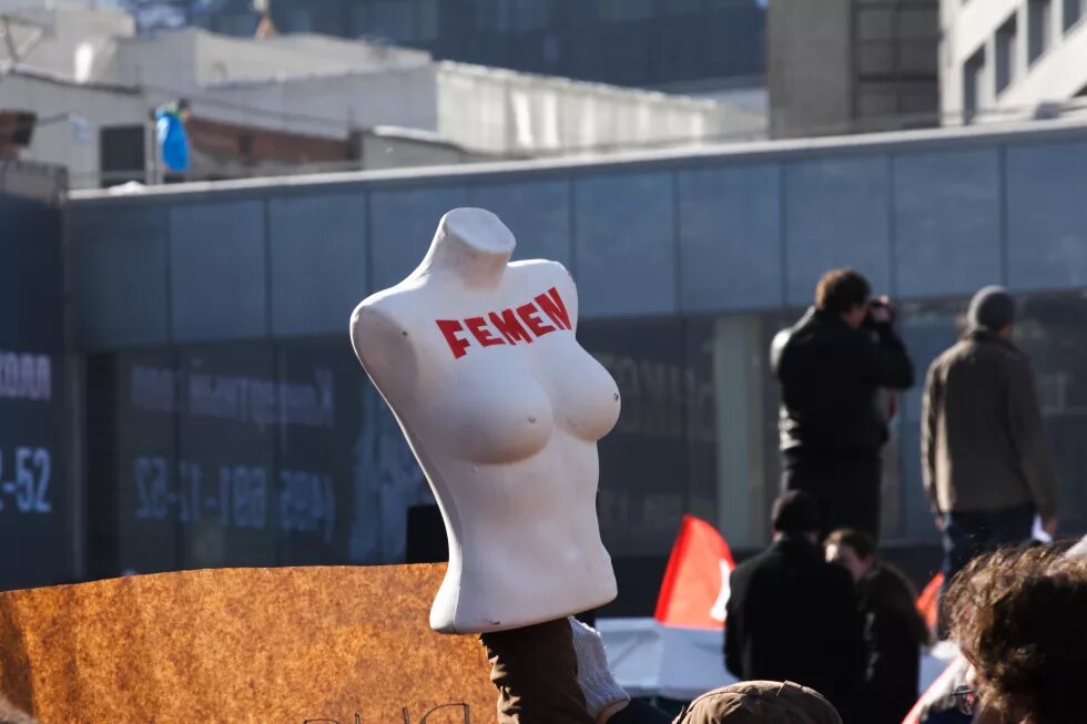 Schaufensterfigurenoberkörper mit Aufschrift Femen wird hochgehalten