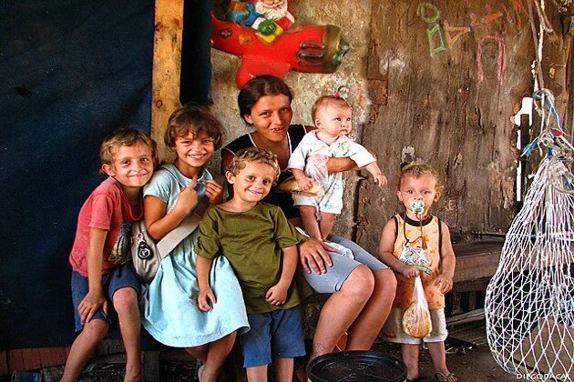 Frau mit Kindern in Brasilien