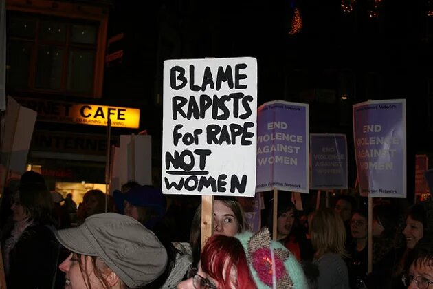 Plakat  - "Blame Rapists for Rape not Women" - "Beschuldigt Vergewaltiger für Vergewaltigung - nicht Frauen"