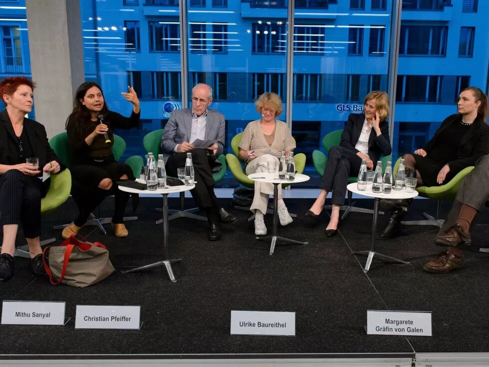 v.l.n.r.: Pieke Biermann, Mithu Sanyal, Christian Pfeiffer, Ulrike Baureithel, Margarete von Galen und Fabienne Freymadl auf dem StreitWert-Podium