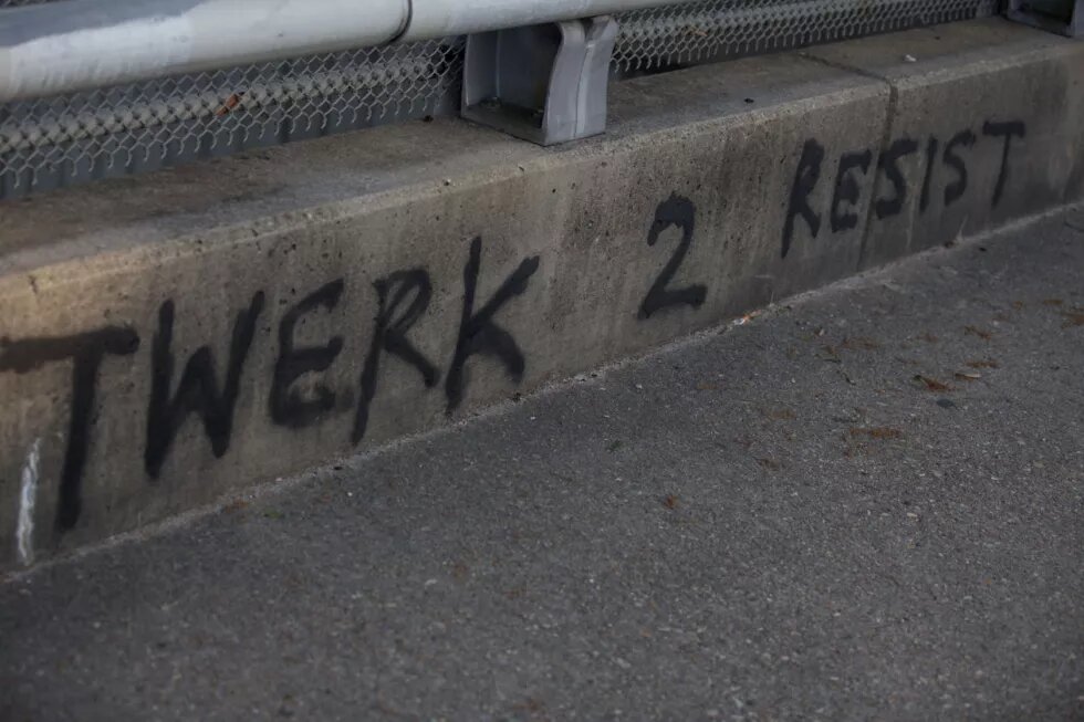Twerk 2 resist Twerk 2 resist - sprinkled on a wall