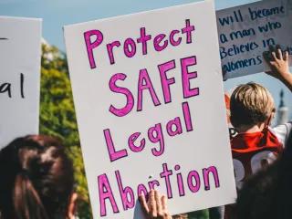 Protestschild mit der Aufschrift "Protect Safe Legal Abortion"