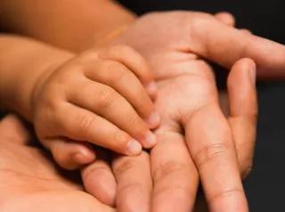 Kleine Hand auf grosser Hand Kleine Hand auf grosser Hand