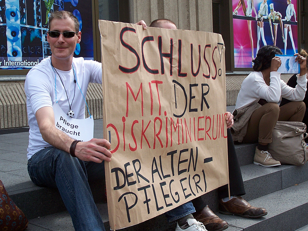 Nicht nur als Altenpfleger_innen erfahren Menschen, die sich kümmern, Diskriminierung Nicht nur als Altenpfleger_innen erfahren Menschen, die sich kümmern, Diskriminierung