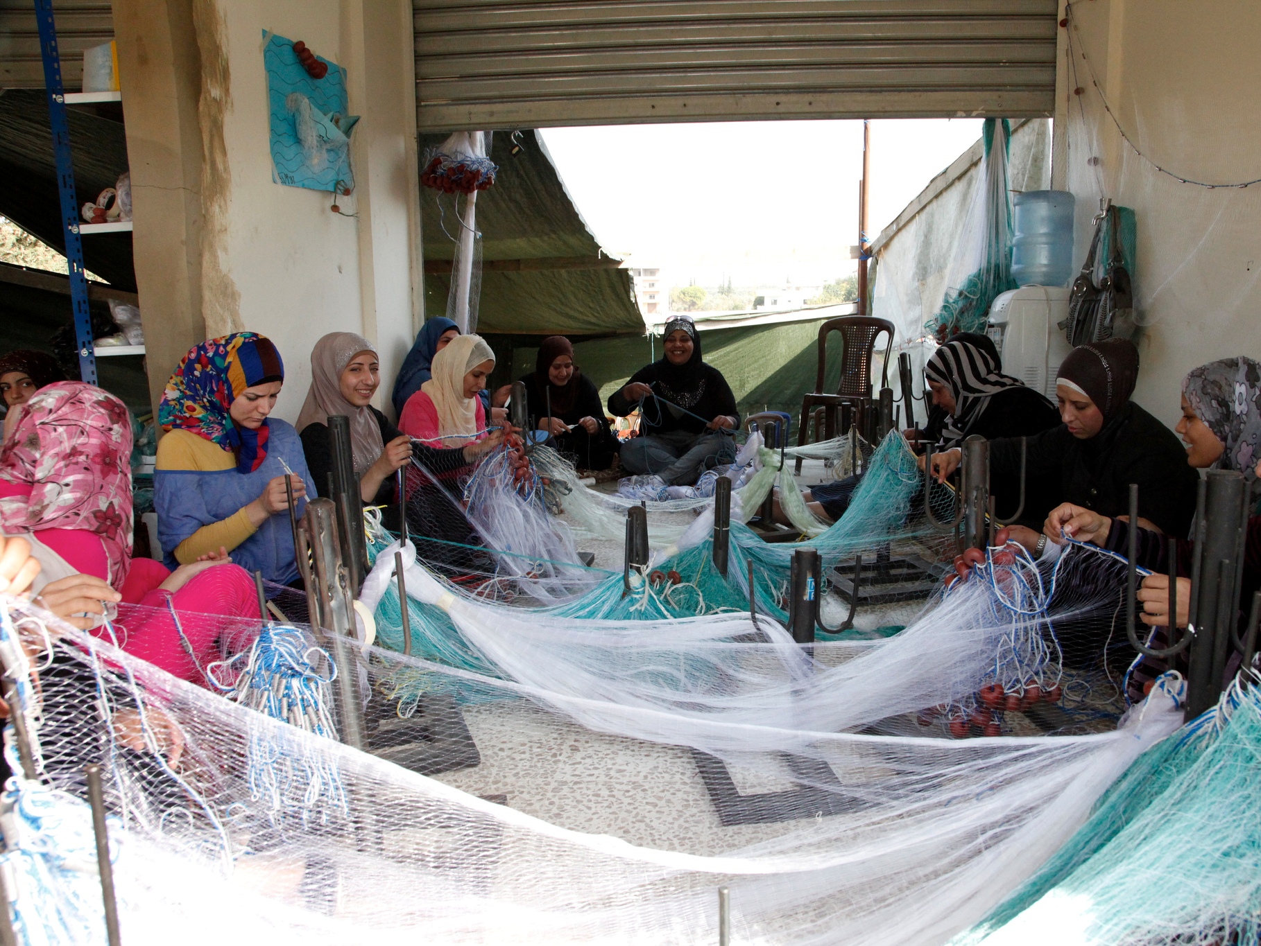 Im Nord-Libanon lernen geflüchtete syrische Frauen zusammen mit libanesischen Frauen, Fischernetze zu knoten - um damit ein Chance auf ein Einkommen zu schaffen Im Nord-Libanon lernen geflüchtete syrische Frauen zusammen mit libanesischen Frauen, Fischernetze zu knoten - um damit ein Chance auf ein Einkommen zu schaffen