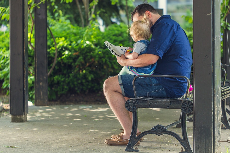Vater mit Kind auf Parkbank Vater mit Kind auf Parkbank
