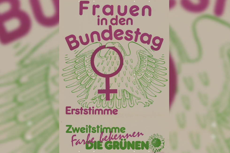 Plakat - Bundestagswahl 1987 Weißer Hintergrund, darauf in lila und grünen Buchstaben der Titelschriftzug, in der Mitte stilisierter Bundesadler in grün, der ein lila Frauenzeichen im Schnabel trägt, in der rechten unteren Ecke Logo der Grünen